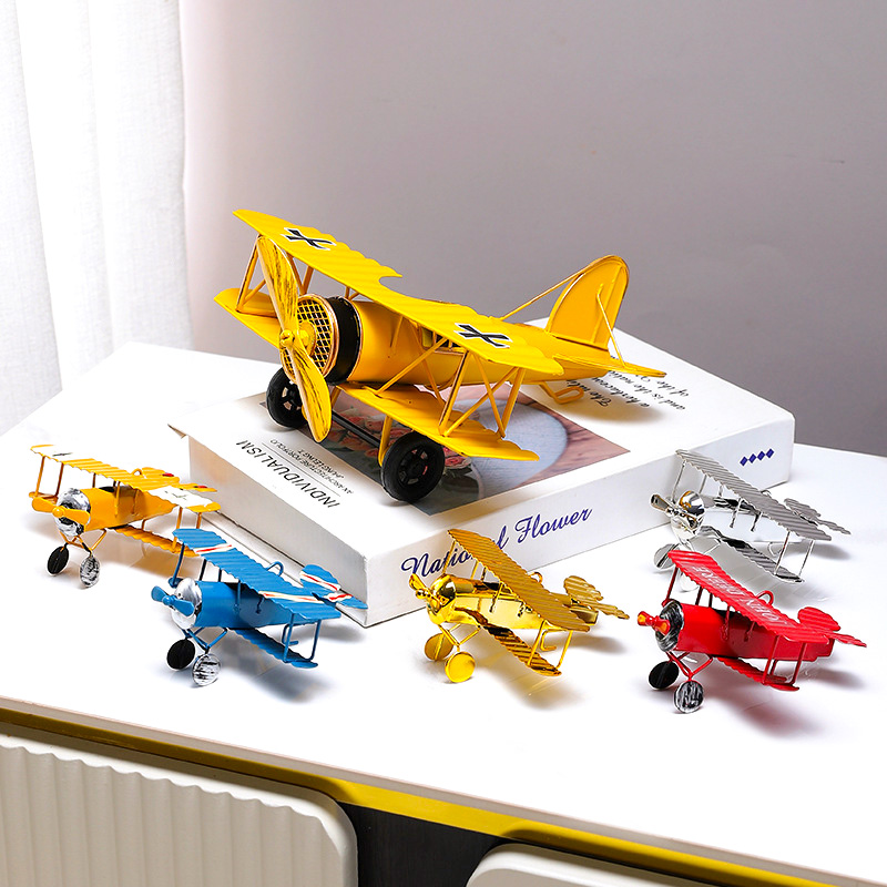 Vintage Collectible Furniture - Modellino di Aereo Vintage in Metallo,