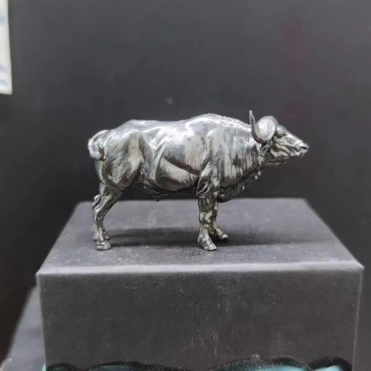 Scultura di bufalo africano in - Vintage Collectible Furniture recensione e prezzo
